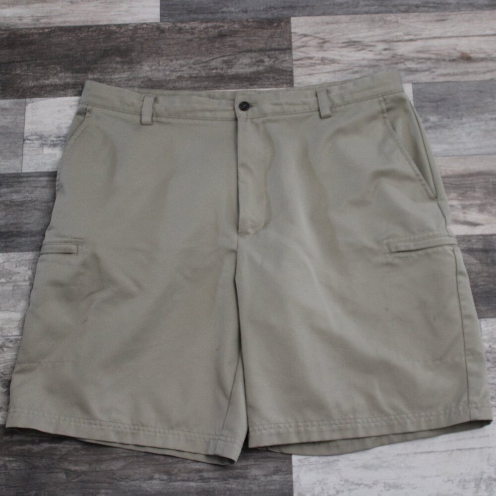 IZOD Men’s Golf Shorts Bermuda Shorts Tan  Size 40 Flat Front Pocket Zipper